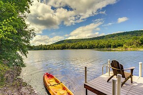 Great Barrington Lakeside Getaway w/ Kayak & Grill