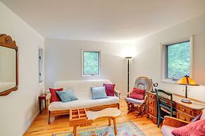 Great Barrington Lakeside Getaway w/ Kayak & Grill