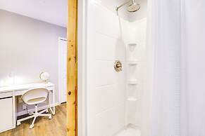 Wfh-friendly Home in Dearborn: Dogs Welcome!