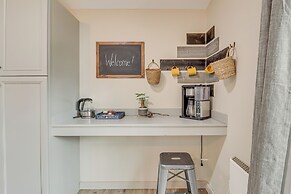 1/2 Mi to Bear Creek Lake: Gem w/ Fire Pit!