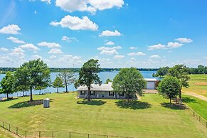 Van Vacation Retreat w/ Private 300-acre Lake!