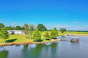 Van Vacation Retreat w/ Private 300-acre Lake!