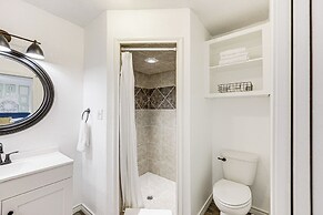 Van Vacation Retreat w/ Private 300-acre Lake!