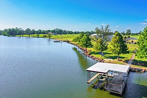 Van Vacation Retreat w/ Private 300-acre Lake!