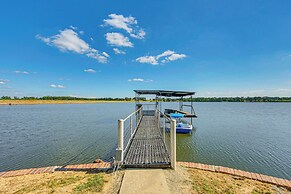 Van Vacation Retreat w/ Private 300-acre Lake!