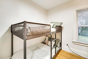 Dog-friendly Pleasant Ridge Home: 13 Mi to Detroit