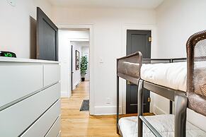 Dog-friendly Pleasant Ridge Home: 13 Mi to Detroit