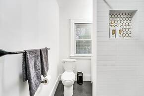 Dog-friendly Pleasant Ridge Home: 13 Mi to Detroit