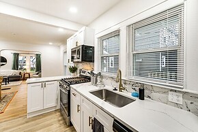 Dog-friendly Pleasant Ridge Home: 13 Mi to Detroit