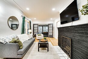 Dog-friendly Pleasant Ridge Home: 13 Mi to Detroit