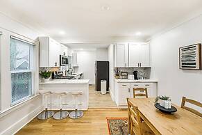 Dog-friendly Pleasant Ridge Home: 13 Mi to Detroit