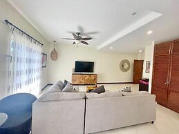 La Torre: Poolside Condo with Scenic Views by RedAwning