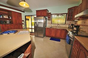 Casa Suenos: Iconic 4BR Home with Private Pool by RedAwning