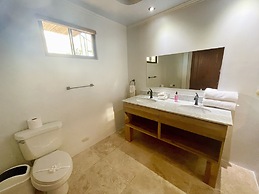 Villa Arenas: Private Pool & Easy Beach Access in Jaco by RedAwning