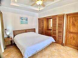 Villa Arenas: Private Pool & Easy Beach Access in Jaco by RedAwning