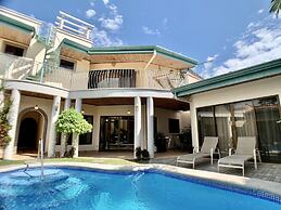 Villa Arenas: Private Pool & Easy Beach Access in Jaco by RedAwning