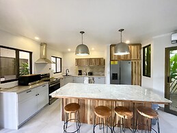 Villa Arenas: Private Pool & Easy Beach Access in Jaco by RedAwning