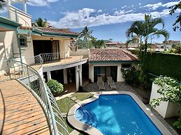 Villa Arenas: Private Pool & Easy Beach Access in Jaco by RedAwning