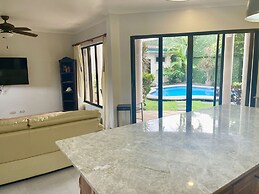 Villa Arenas: Private Pool & Easy Beach Access in Jaco by RedAwning