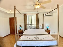 Villa Arenas: Private Pool & Easy Beach Access in Jaco by RedAwning