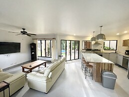 Villa Arenas: Private Pool & Easy Beach Access in Jaco by RedAwning