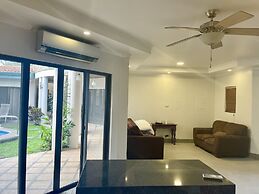 Villa Arenas: Private Pool & Easy Beach Access in Jaco by RedAwning