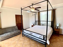 Villa Arenas: Private Pool & Easy Beach Access in Jaco by RedAwning
