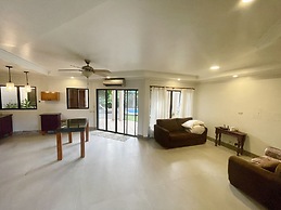 Villa Arenas: Private Pool & Easy Beach Access in Jaco by RedAwning