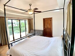 Villa Arenas: Private Pool & Easy Beach Access in Jaco by RedAwning