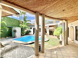 Villa Arenas: Private Pool & Easy Beach Access in Jaco by RedAwning