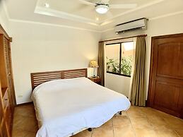 Villa Arenas: Private Pool & Easy Beach Access in Jaco by RedAwning