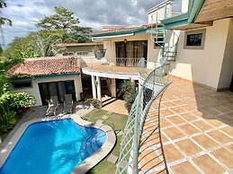 Villa Arenas: Private Pool & Easy Beach Access in Jaco by RedAwning