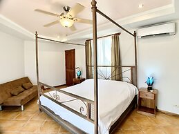 Villa Arenas: Private Pool & Easy Beach Access in Jaco by RedAwning