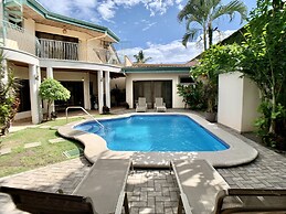 Villa Arenas: Private Pool & Easy Beach Access in Jaco by RedAwning
