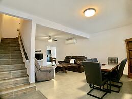 Casa Sunset Family Home - Walk to Jaco Beach by RedAwning