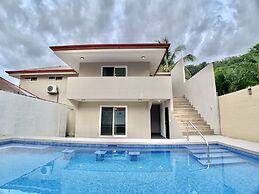 Casa Sunset Family Home - Walk to Jaco Beach by RedAwning