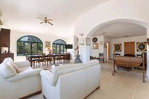 Villa With Garden and Relaxing Atmosphere