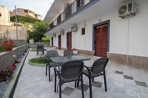 Harrys bar & apartments