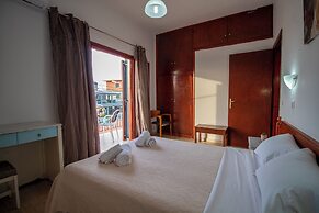 Harrys bar & apartments