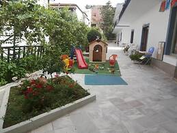 Harrys bar & apartments