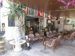 Harrys bar & apartments