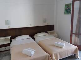 Harrys bar & apartments