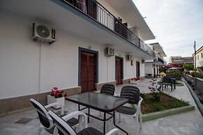 Harrys bar & apartments