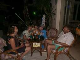 Harrys bar & apartments