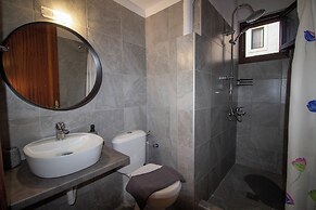 Harrys bar & apartments