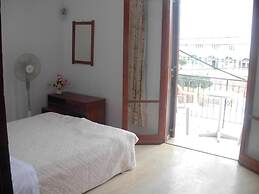 Harrys bar & apartments