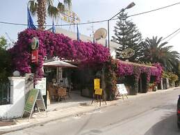 Harrys bar & apartments