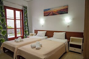 Harrys bar & apartments