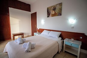 Harrys bar & apartments