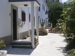 Harrys bar & apartments